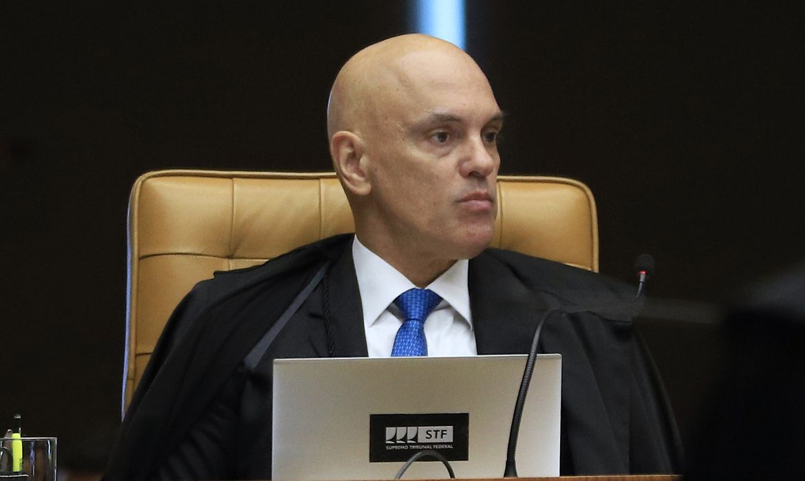Moraes conclui não haver provas de que Bolsonaro iria pedir asilo